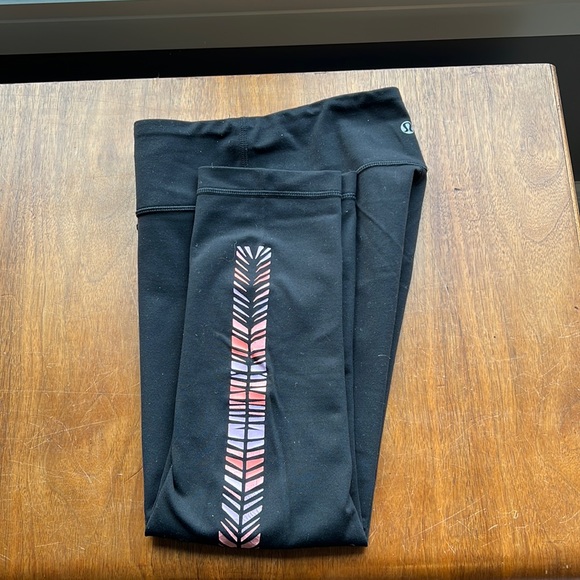 Lululemon crop / capris pant - size 4 - dot confirmed - Aztec side design - Picture 1 of 3